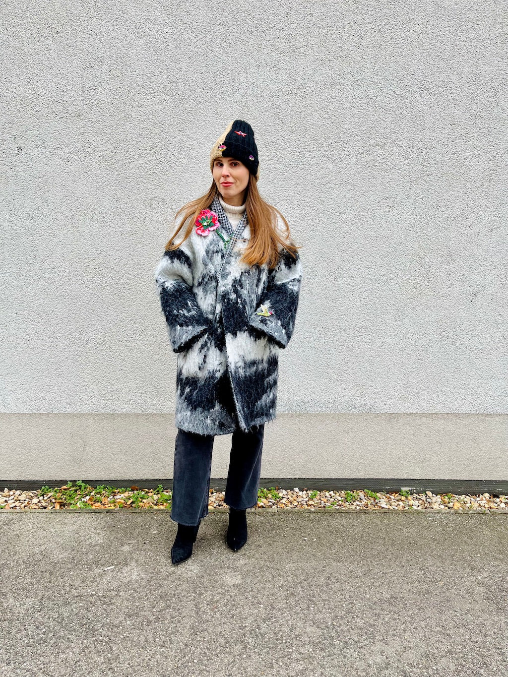 Handmade Embroidered Brooch – Flower Eye in Pink