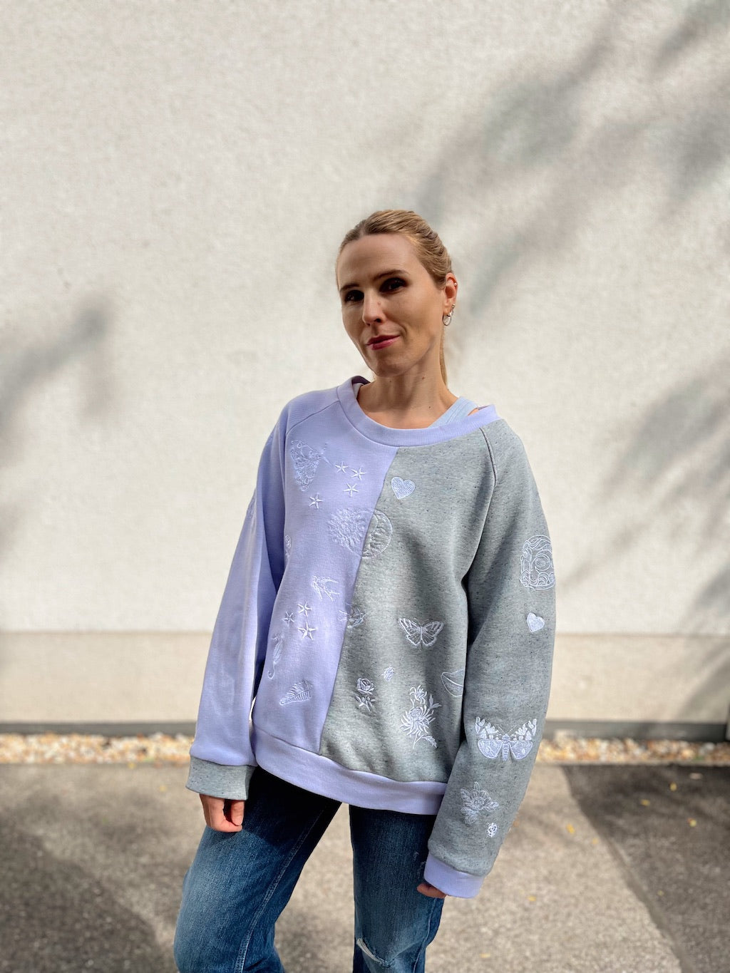 Handgestickter Pullover in Lila und Grau – Bio