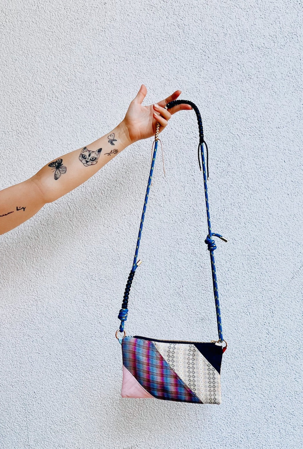 Recycelte Tasche aus Seidenkrawatten – Patchwork in Rosé & Navy