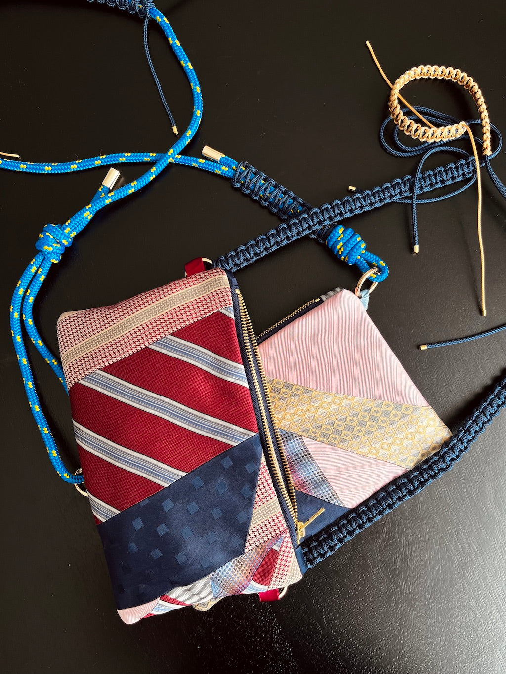 Recycelte Tasche aus Seidenkrawatte – Bordeaux & Marine Patchwork