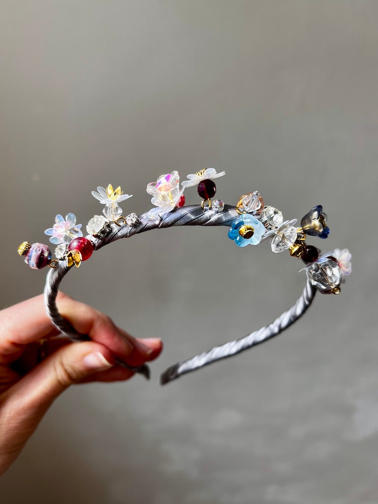 Handgefertigter schmaler Perlen-Haarreif – Blüten & Silber-Seide