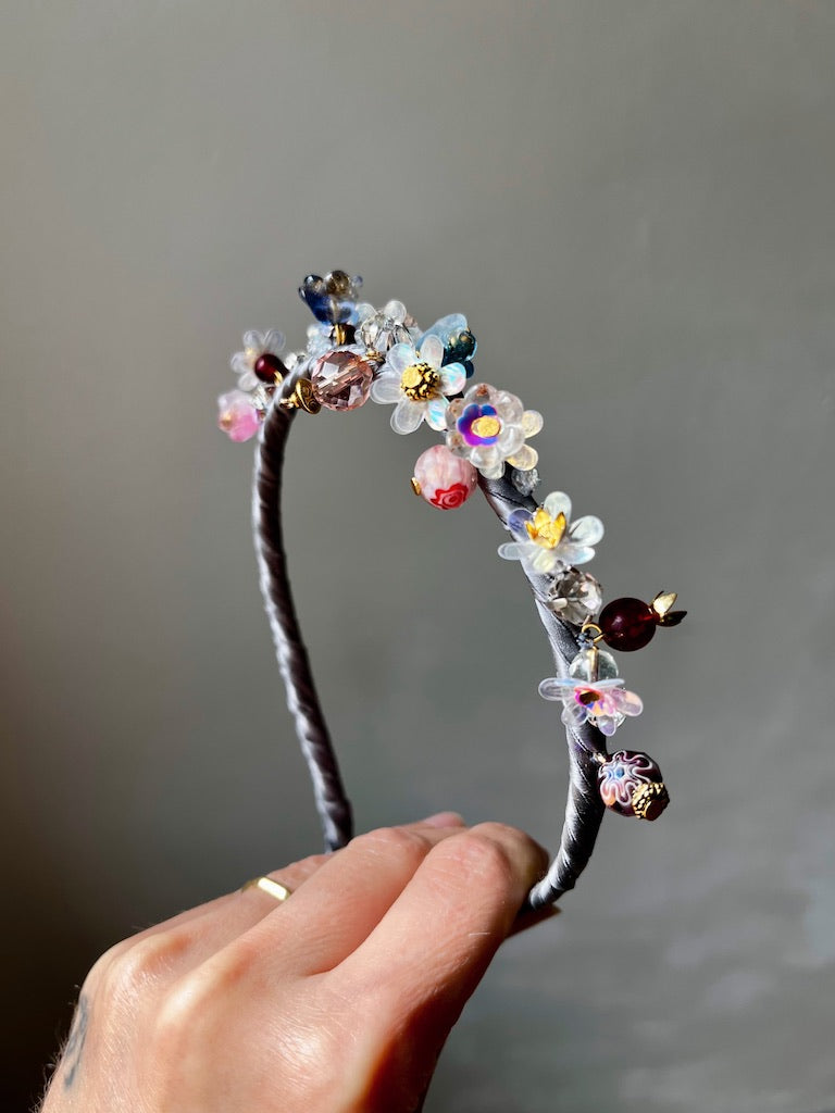 Handgefertigter schmaler Perlen-Haarreif – Blüten & Silber-Seide