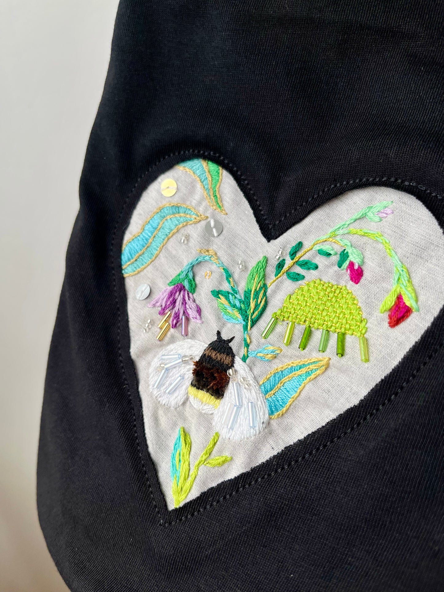 Handbesticktes T-Shirt – Gartenherz mit Hummel (Schwarz, XL)