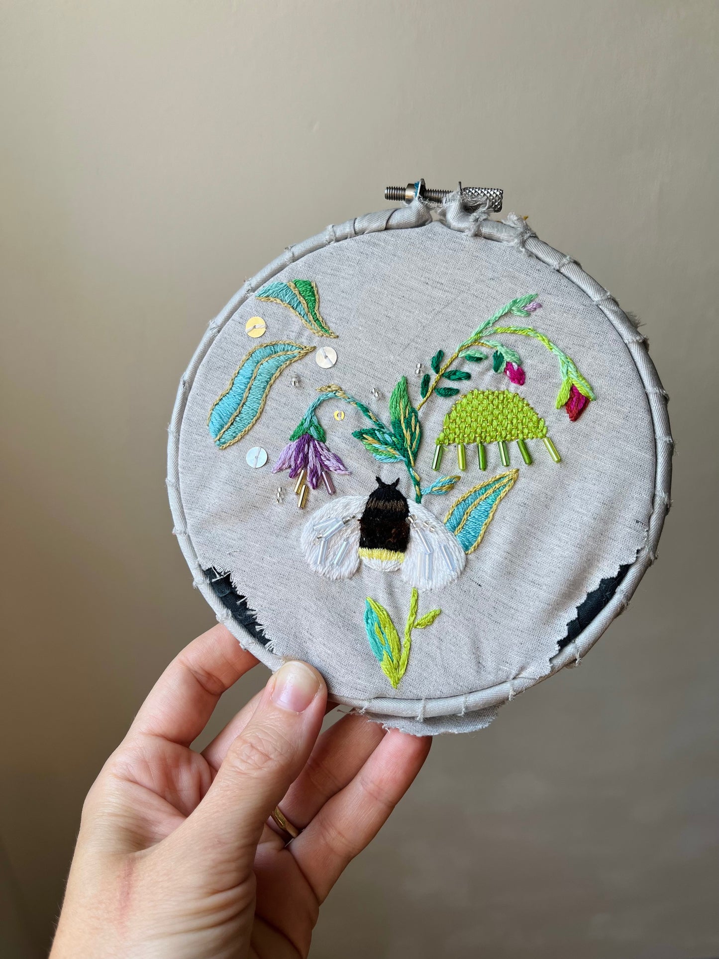 Handbesticktes T-Shirt – Gartenherz mit Hummel (Schwarz, XL)