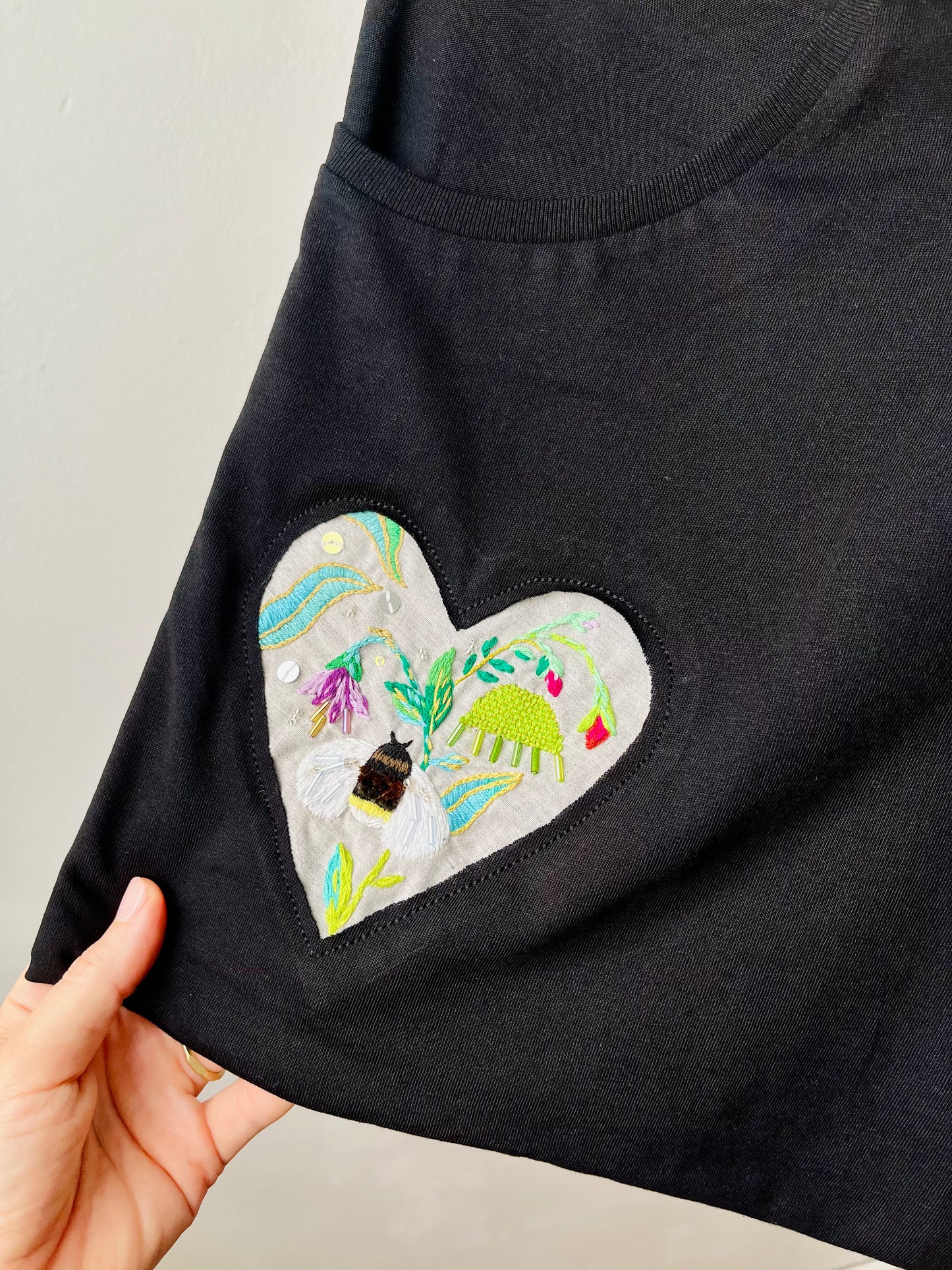 Handbesticktes T-Shirt – Gartenherz mit Hummel (Schwarz, XL)