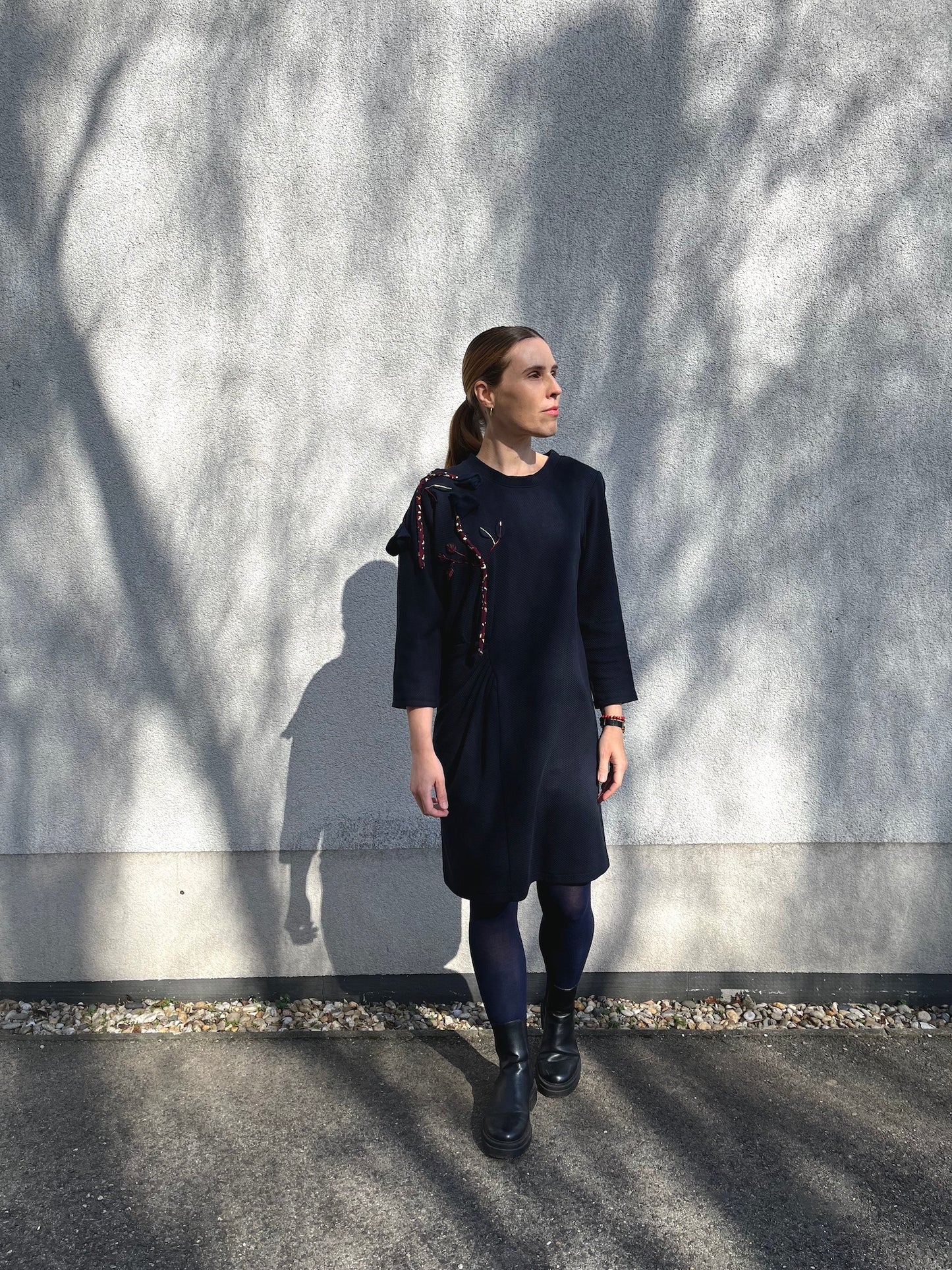 Asymmetrisches Kleid mit Rosen — Handgefertigt