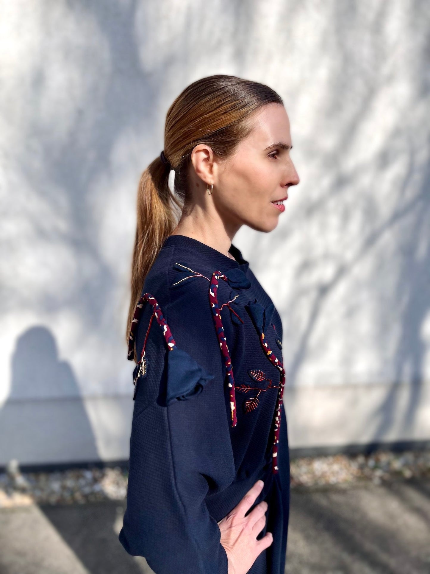 Asymmetrisches Kleid mit Rosen — Handgefertigt