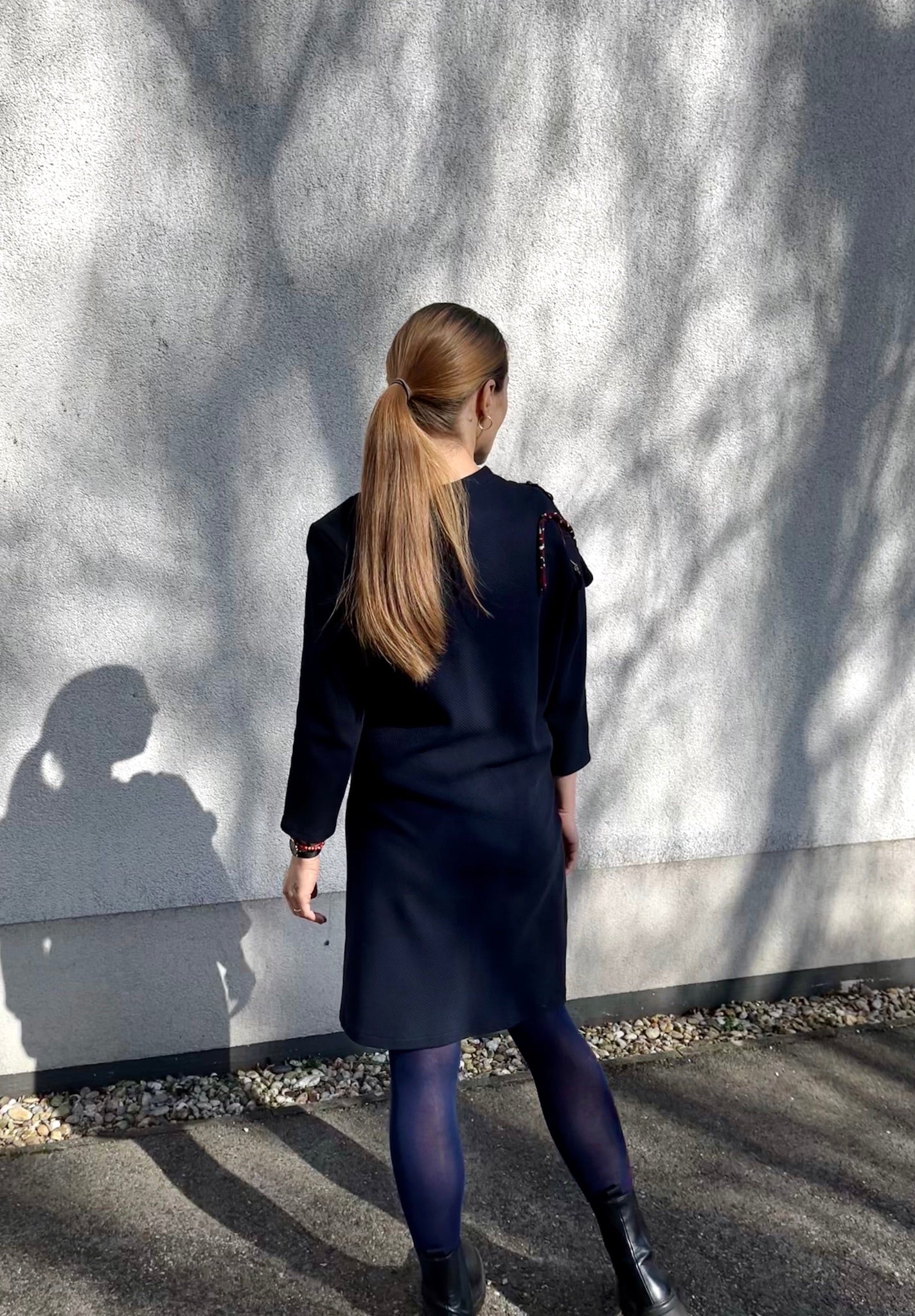 Asymmetrisches Kleid mit Rosen — Handgefertigt