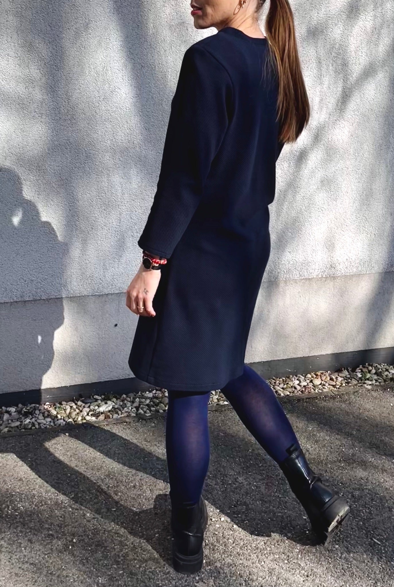 Asymmetrisches Kleid mit Rosen — Handgefertigt