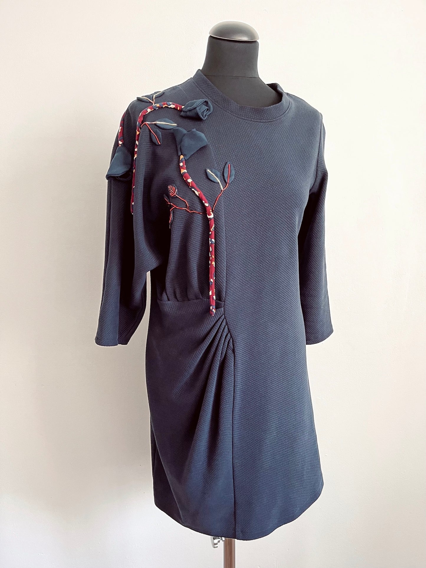 Asymmetrisches Kleid mit Rosen — Handgefertigt