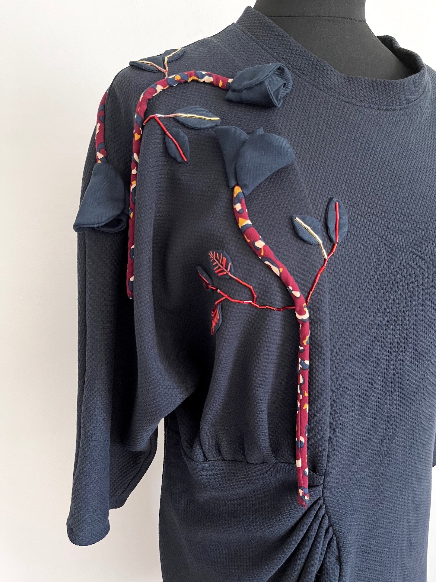 Asymmetrisches Kleid mit Rosen — Handgefertigt