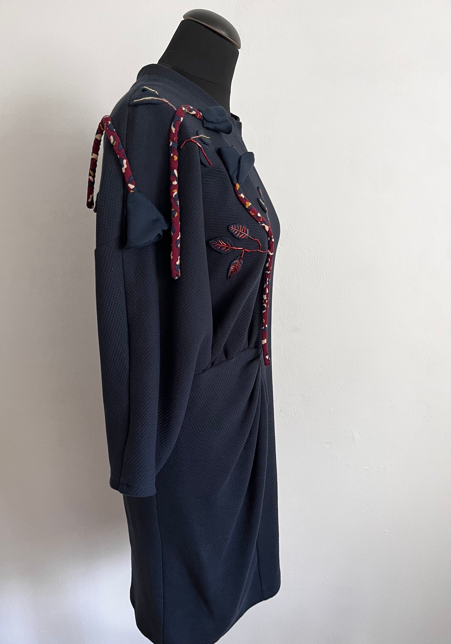 Asymmetrisches Kleid mit Rosen — Handgefertigt