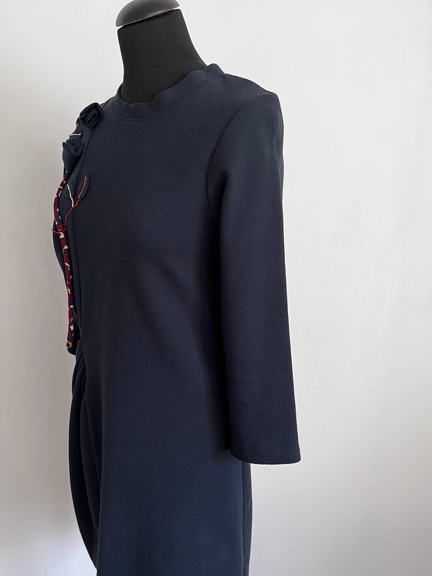 Asymmetrisches Kleid mit Rosen — Handgefertigt