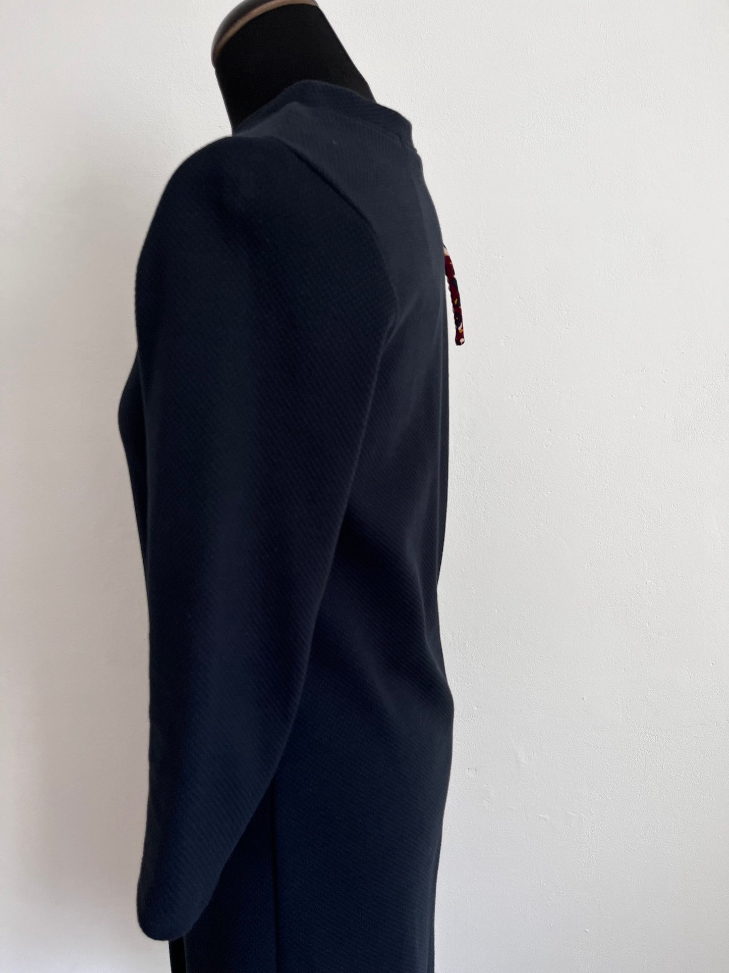 Asymmetrisches Kleid mit Rosen — Handgefertigt