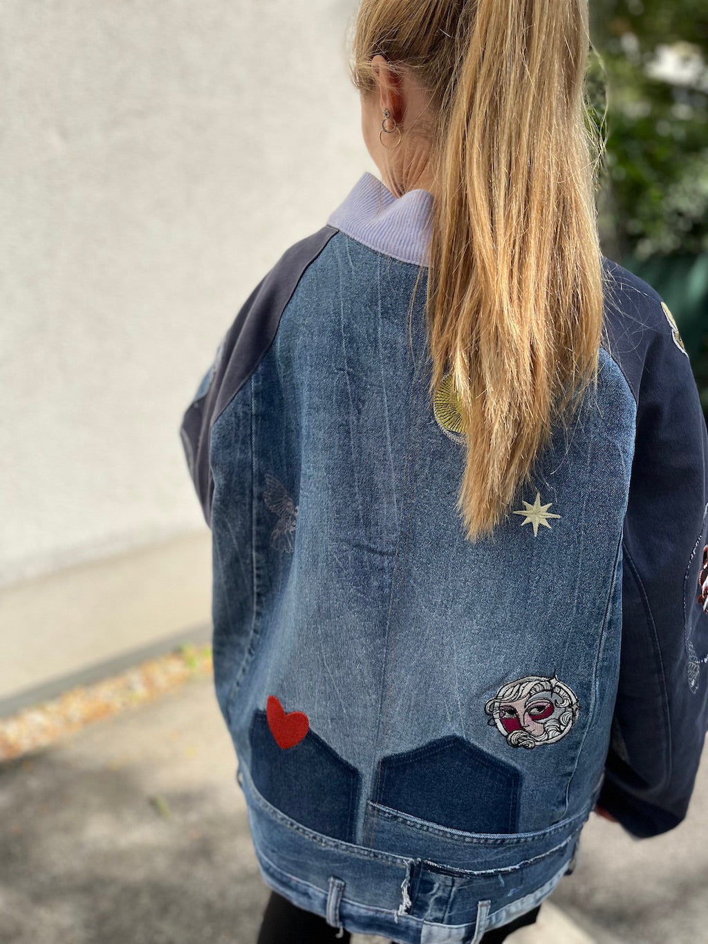Handgemachte Bomberjacke mit Stickerei – Denim-Patchwork