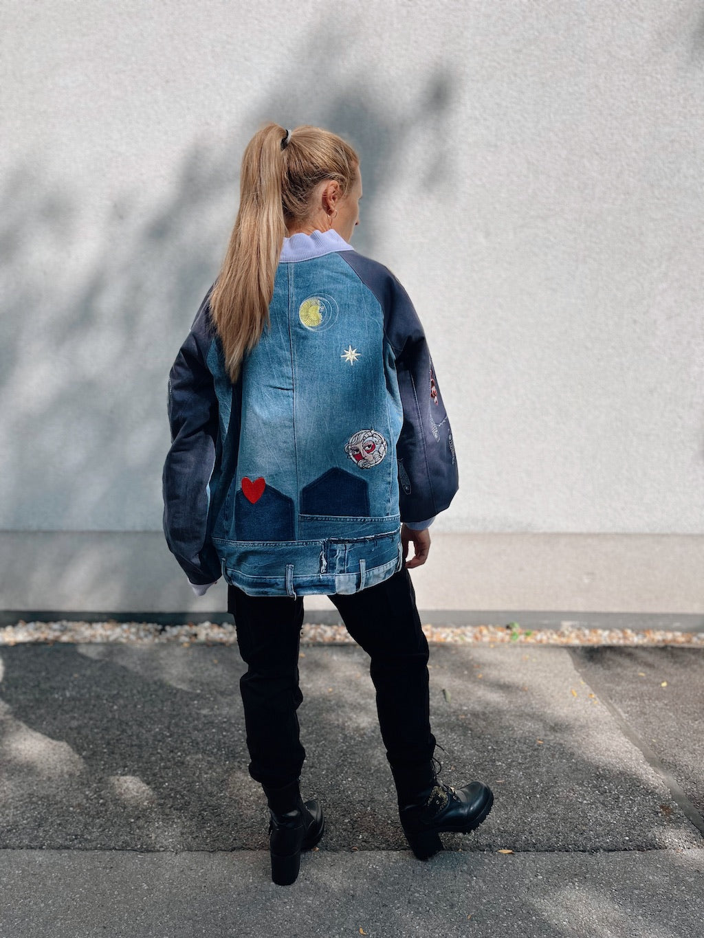 Handgemachte Bomberjacke mit Stickerei – Denim-Patchwork