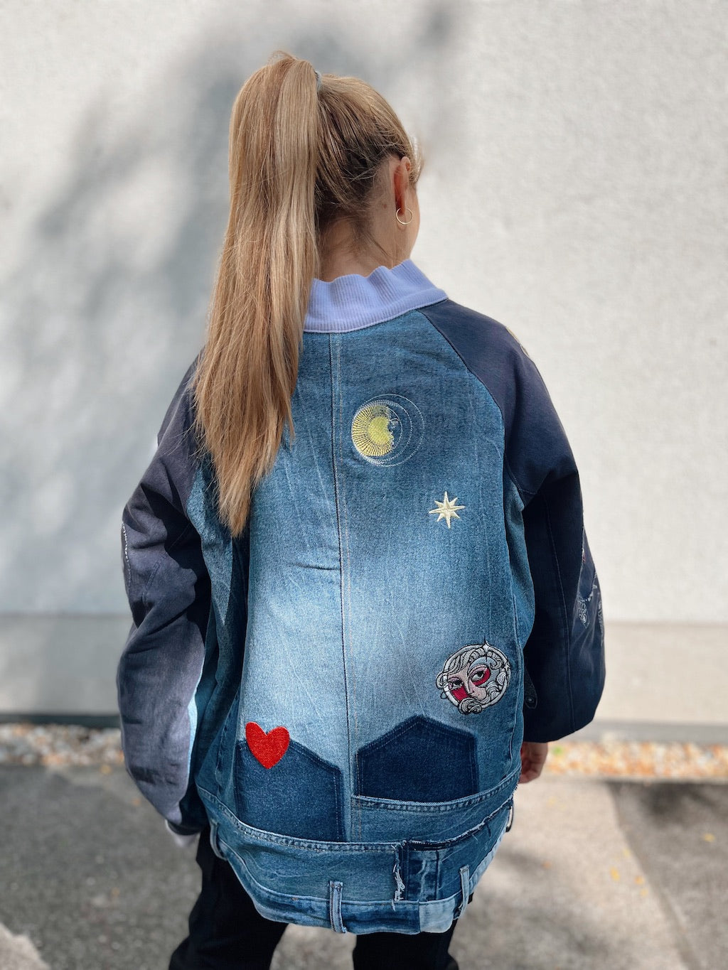 Handgemachte Bomberjacke mit Stickerei – Denim-Patchwork