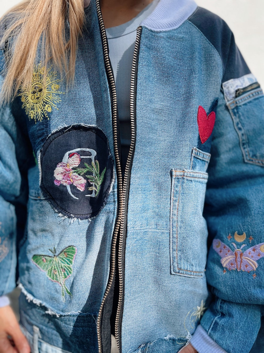 Handgemachte Bomberjacke mit Stickerei – Denim-Patchwork