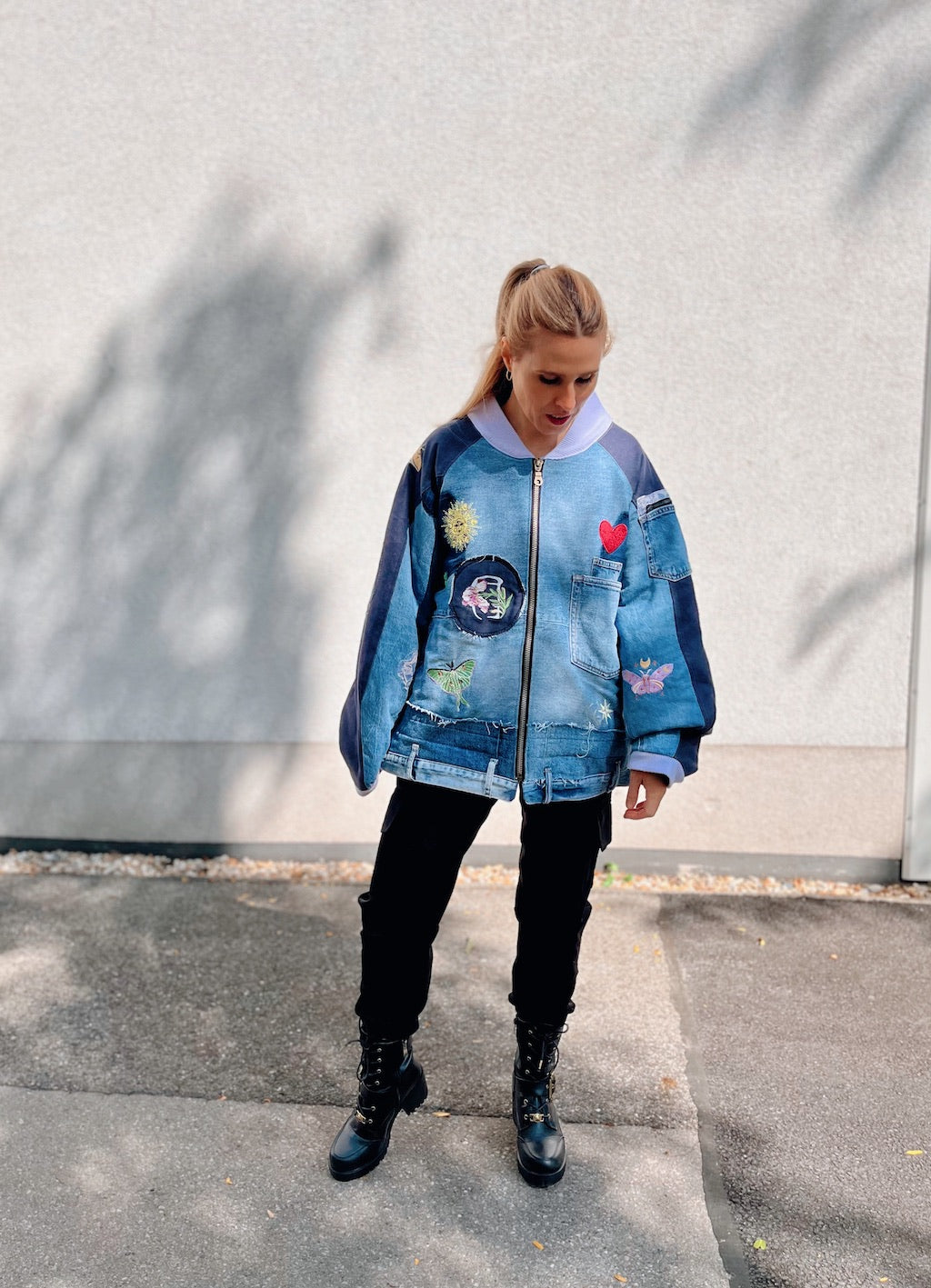 Handgemachte Bomberjacke mit Stickerei – Denim-Patchwork
