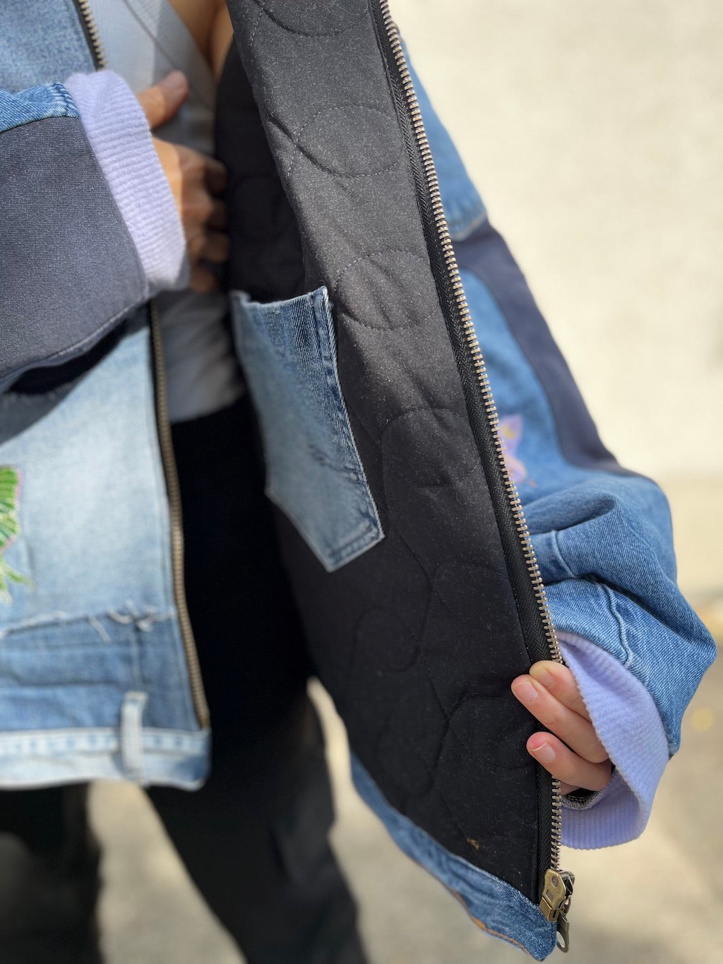 Handgemachte Bomberjacke mit Stickerei – Denim-Patchwork