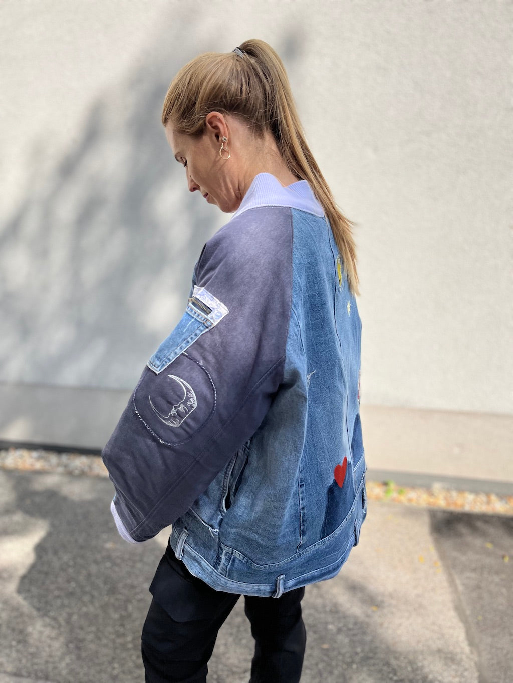 Handgemachte Bomberjacke mit Stickerei – Denim-Patchwork
