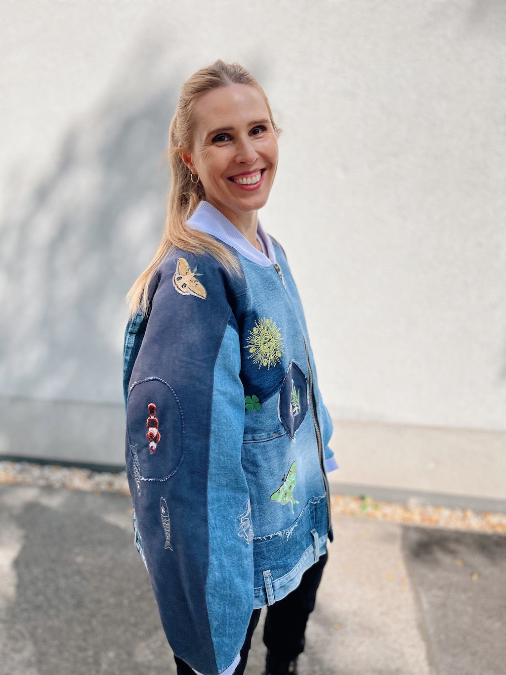 Handgemachte Bomberjacke mit Stickerei – Denim-Patchwork