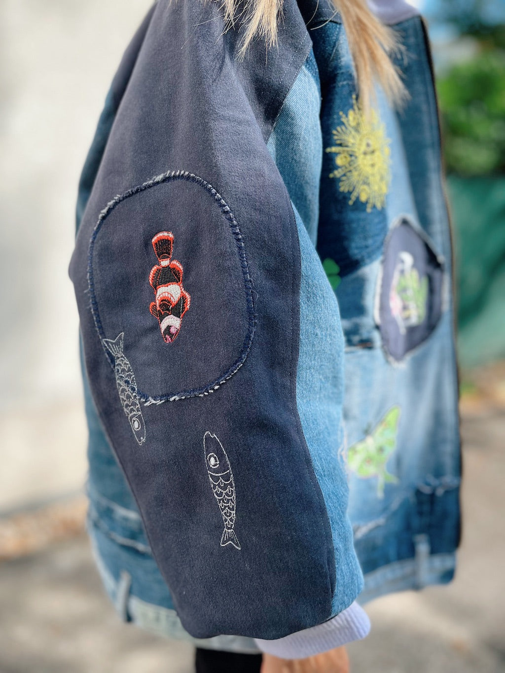 Handgemachte Bomberjacke mit Stickerei – Denim-Patchwork