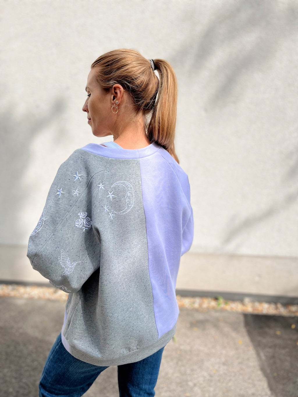 Handgestickter Pullover in Lila und Grau – Bio