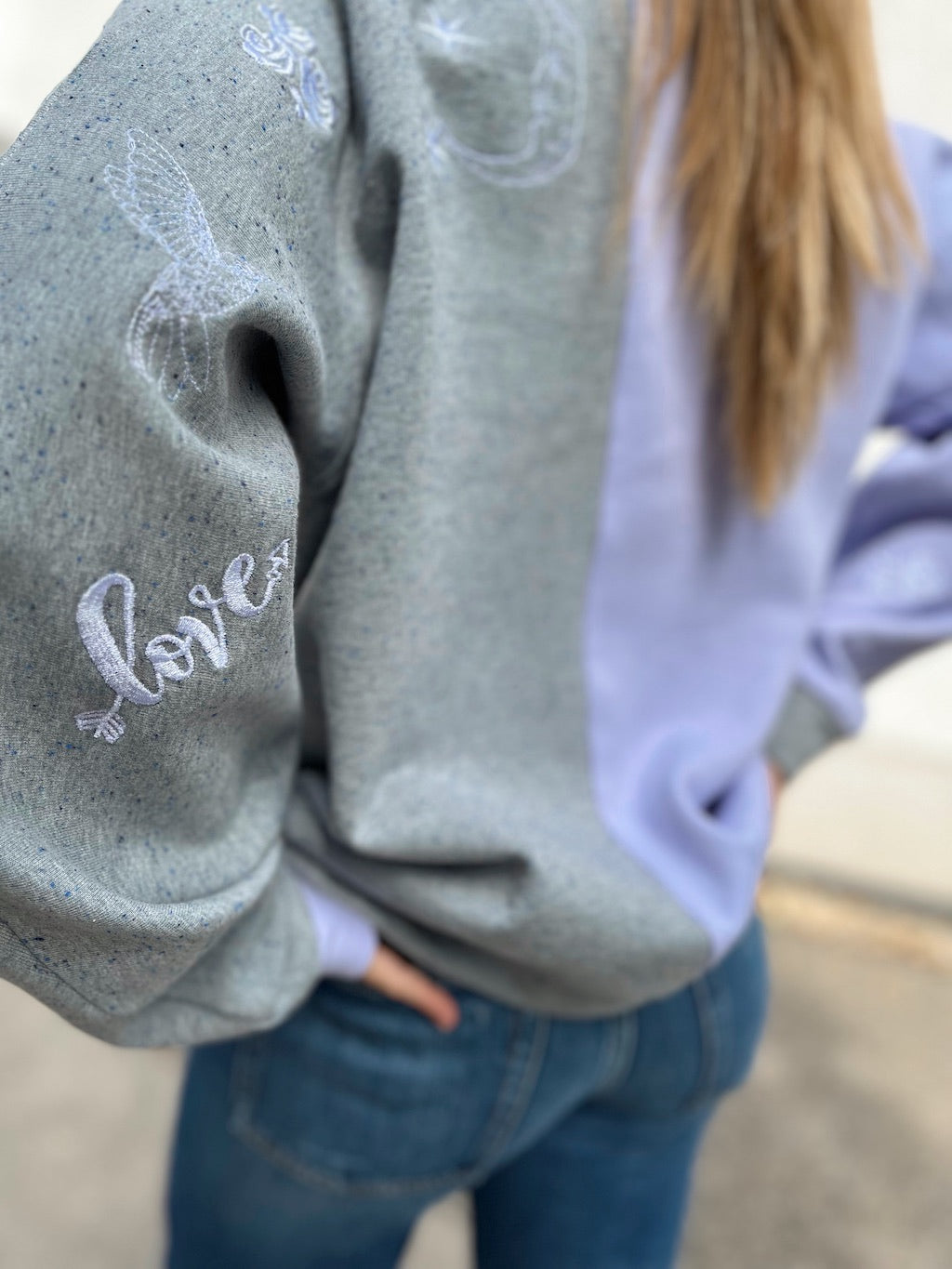 Handgestickter Pullover in Lila und Grau – Bio