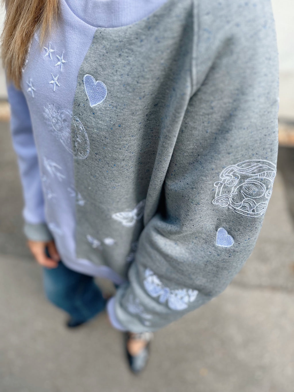 Handgestickter Pullover in Lila und Grau – Bio