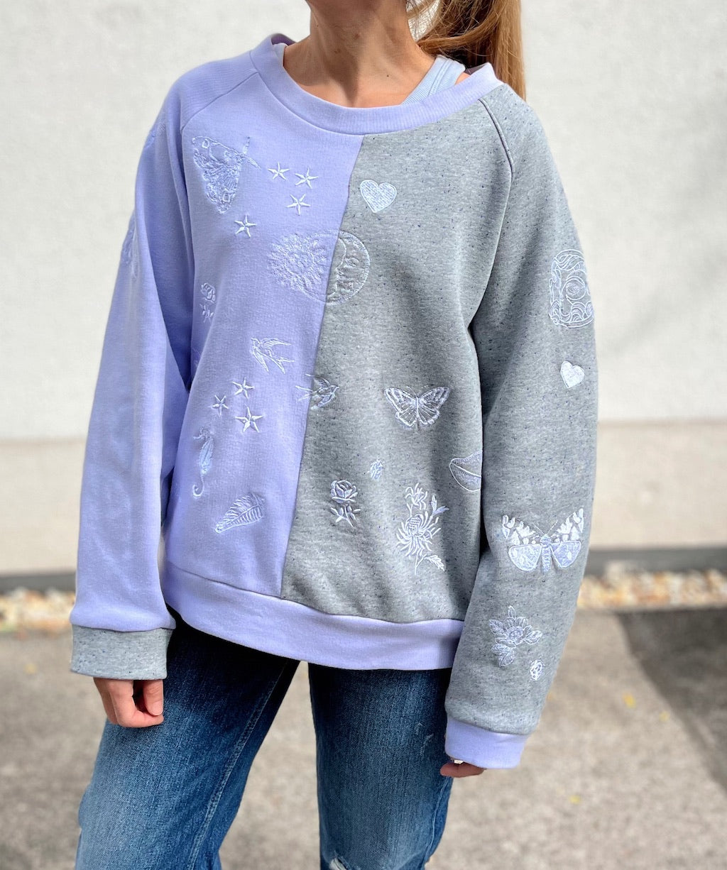 Handgestickter Pullover in Lila und Grau – Bio