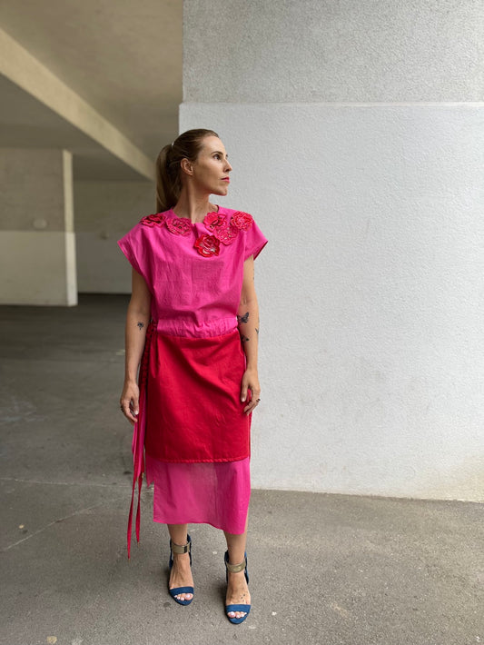 Kleid mit rosa und roten Rosen und Makramee-Gürtel - Handgemacht