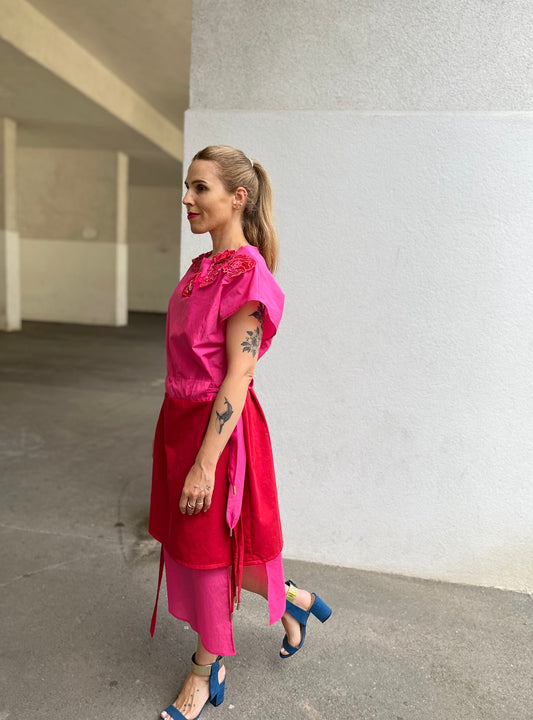 Kleid mit rosa und roten Rosen und Makramee-Gürtel - Handgemacht