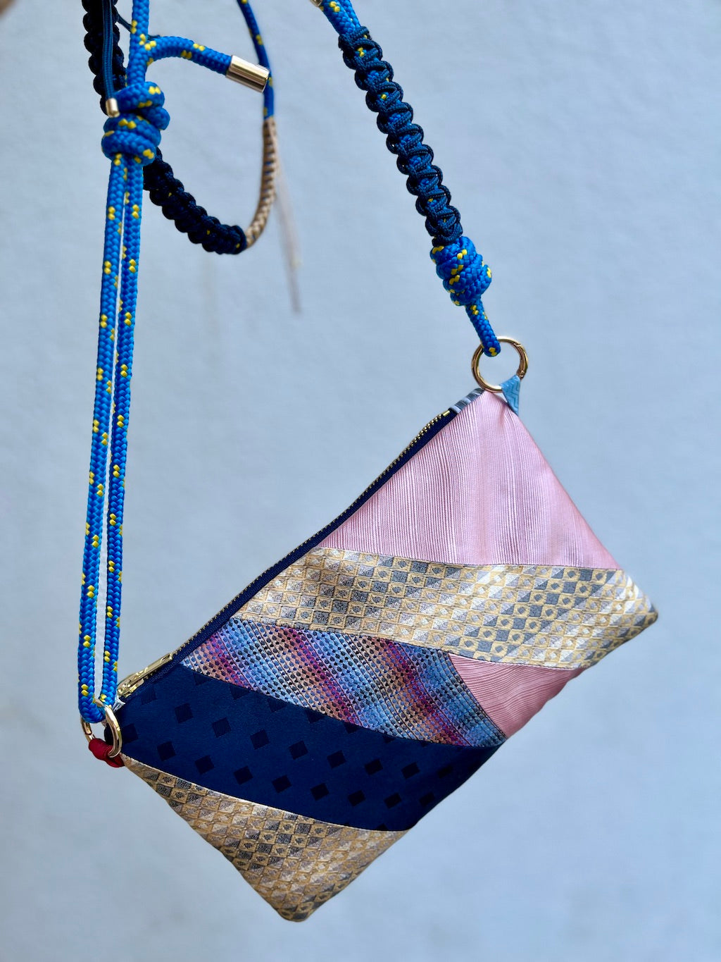 Recycelte Tasche aus Seidenkrawatten – Patchwork in Rosé & Navy