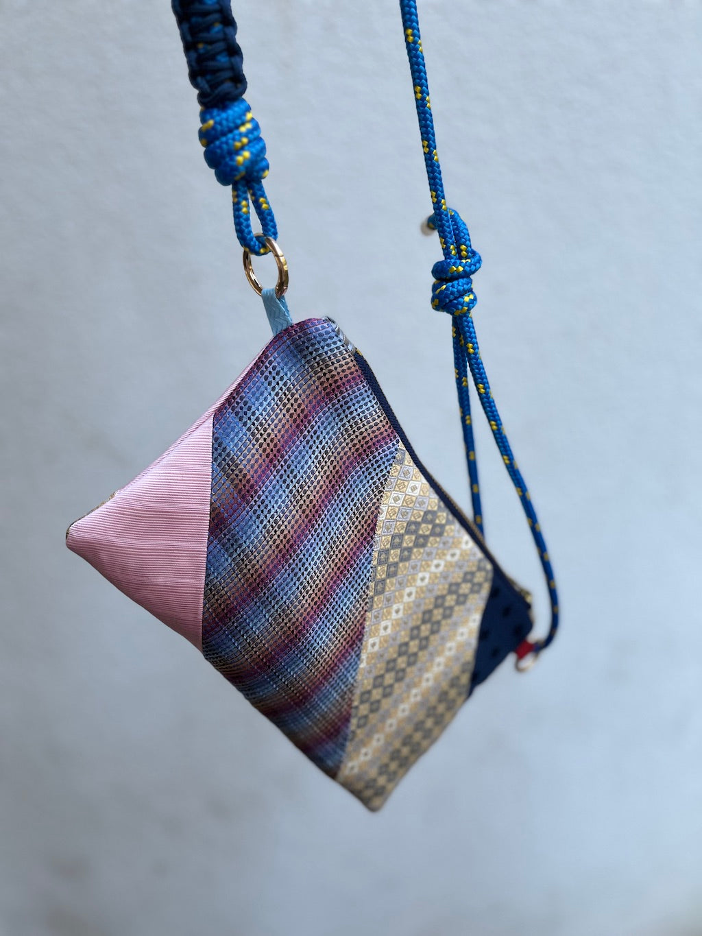 Recycelte Tasche aus Seidenkrawatten – Patchwork in Rosé & Navy