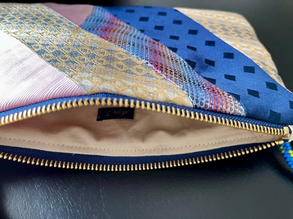 Recycelte Tasche aus Seidenkrawatten – Patchwork in Rosé & Navy