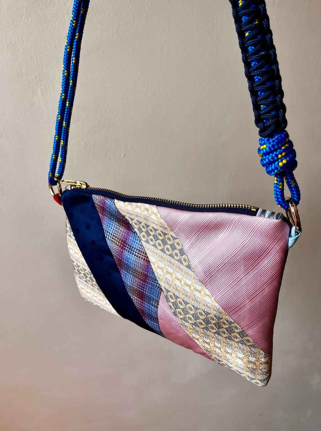 Recycelte Tasche aus Seidenkrawatten – Patchwork in Rosé & Navy