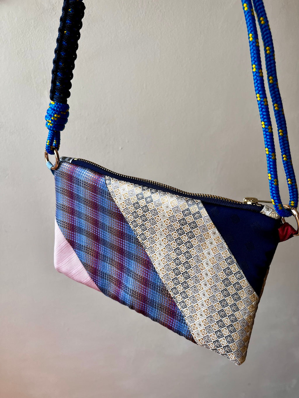 Recycelte Tasche aus Seidenkrawatten – Patchwork in Rosé & Navy