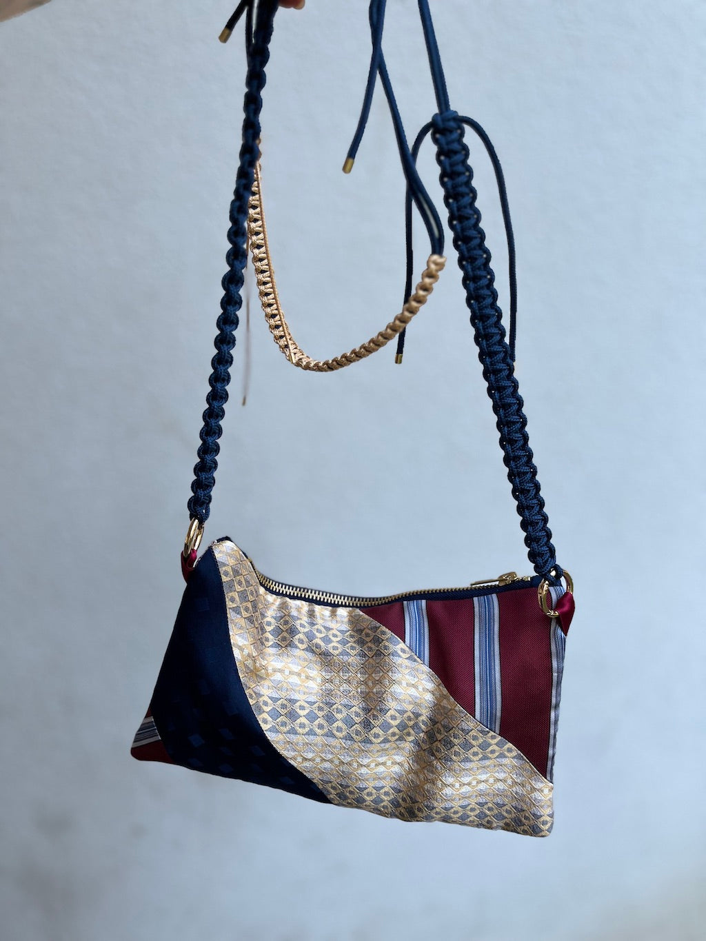 Recycelte Tasche aus Seidenkrawatte – Bordeaux & Marine Patchwork