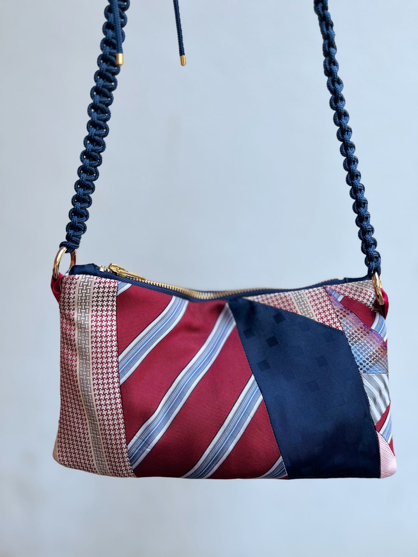 Recycelte Tasche aus Seidenkrawatte – Bordeaux & Marine Patchwork