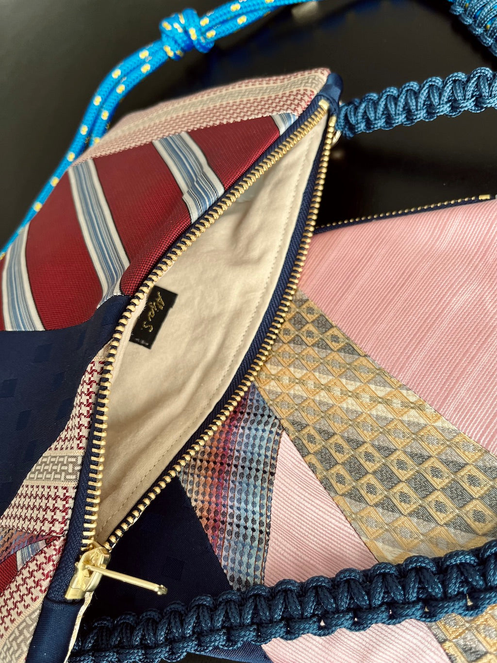Recycelte Tasche aus Seidenkrawatte – Bordeaux & Marine Patchwork