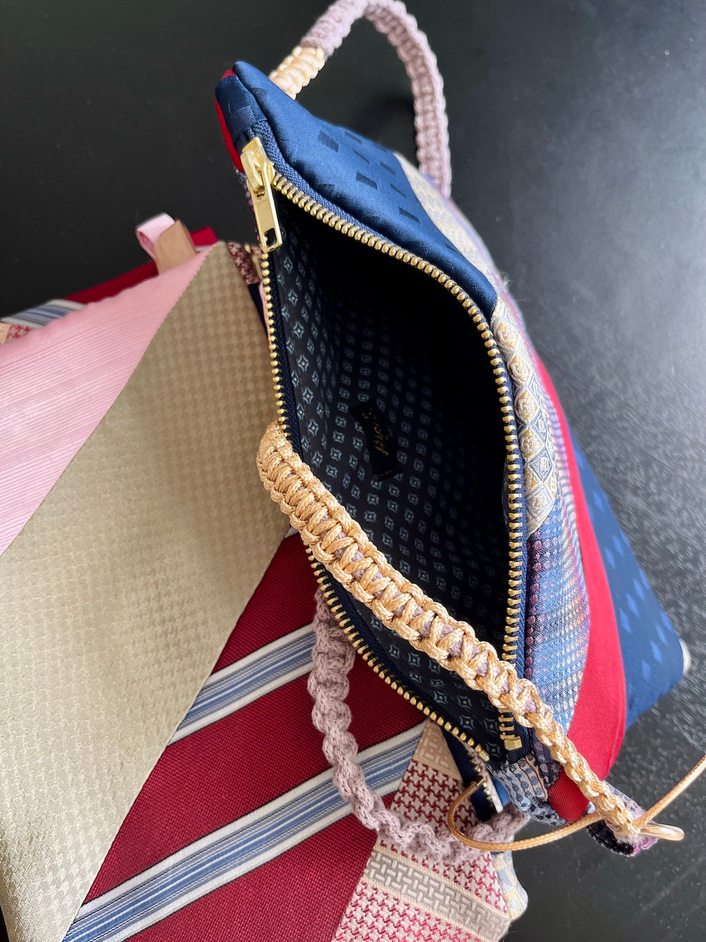 Tasche aus recycelter Seidenkrawatte – Vintage