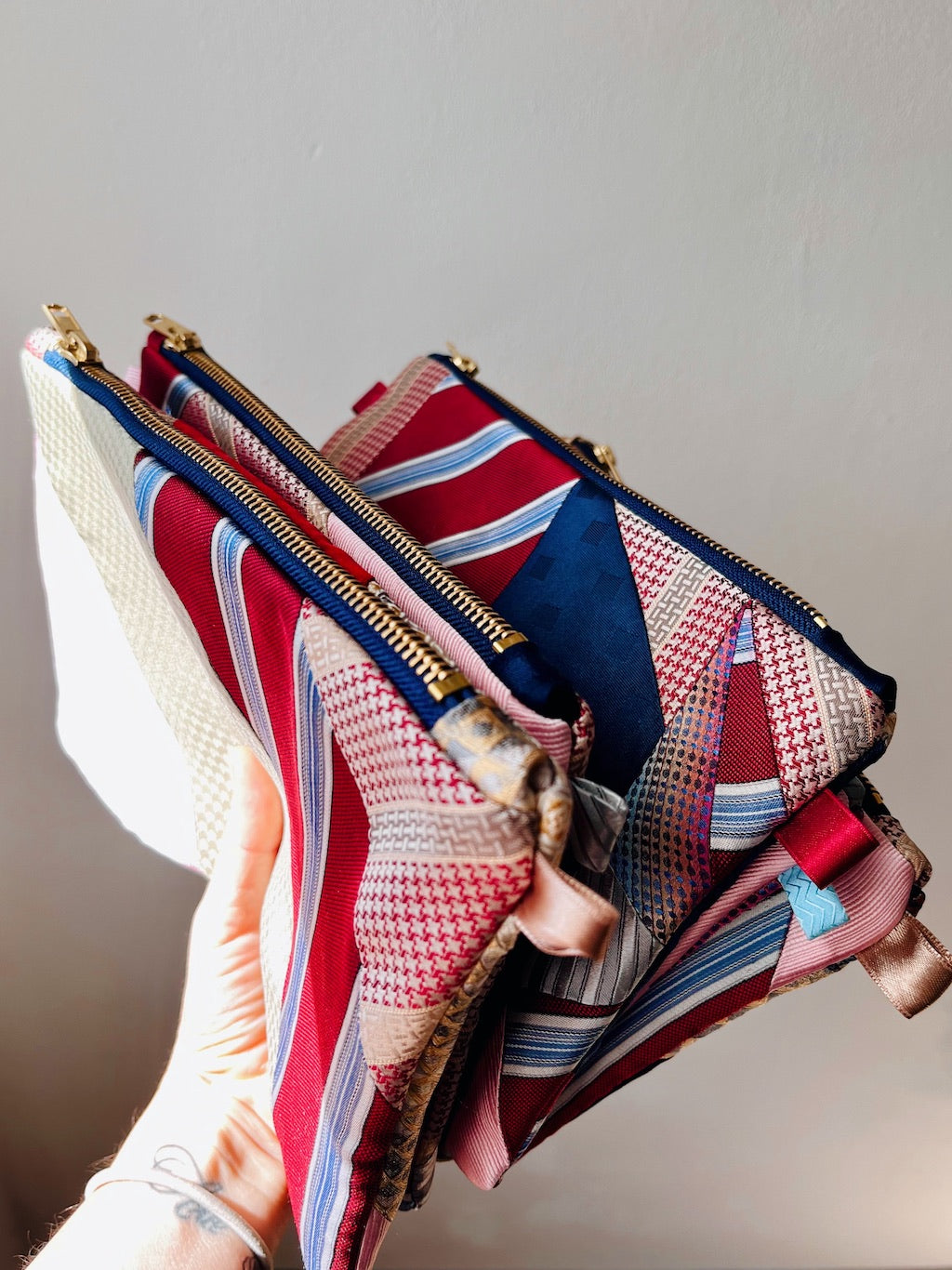 Tasche aus recycelter Seidenkrawatte – Vintage