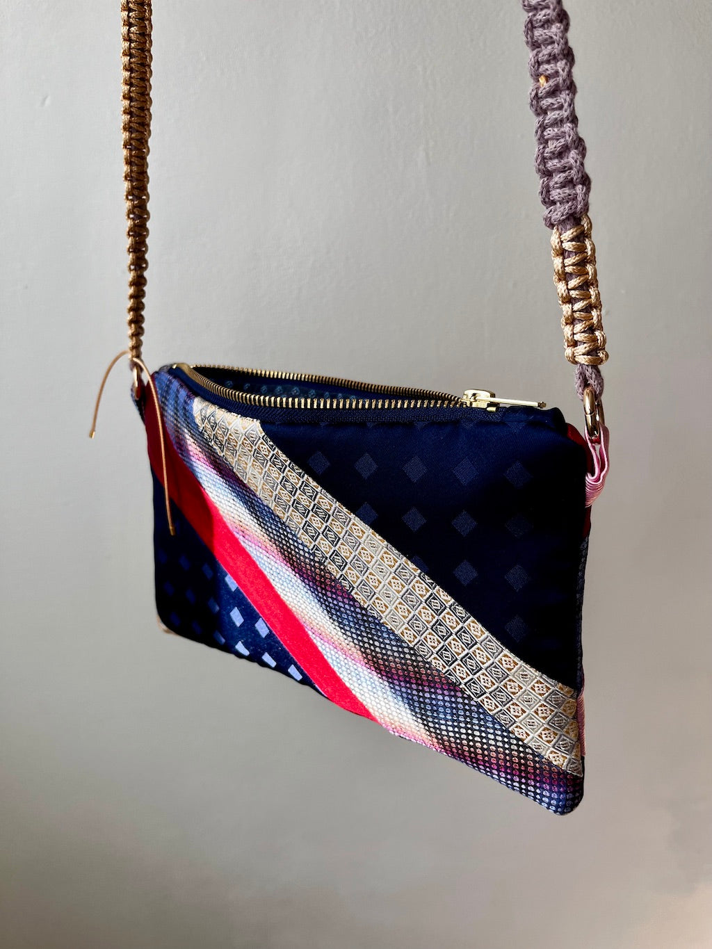 Tasche aus recycelter Seidenkrawatte – Vintage