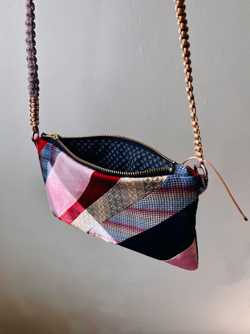 Tasche aus recycelter Seidenkrawatte – Vintage